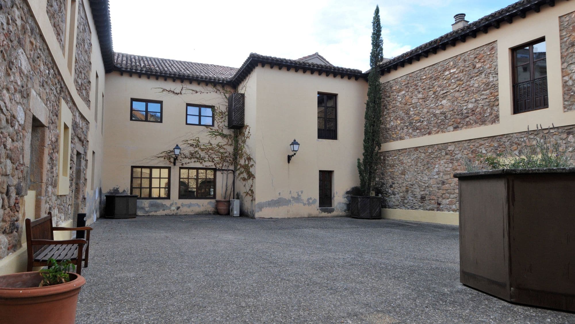 https://funge.uva.es/wp-content/uploads/2020/12/Exterior-Residencia-Duques-de-Soria-Universidad-de-Valladolid.jpg